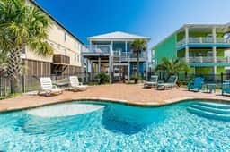 Lyndi Lou's Beach House - Image 2