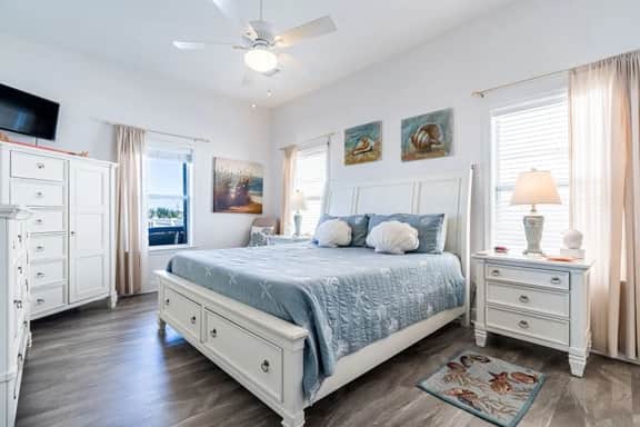 Lyndi Lou's Beach House - Image 5