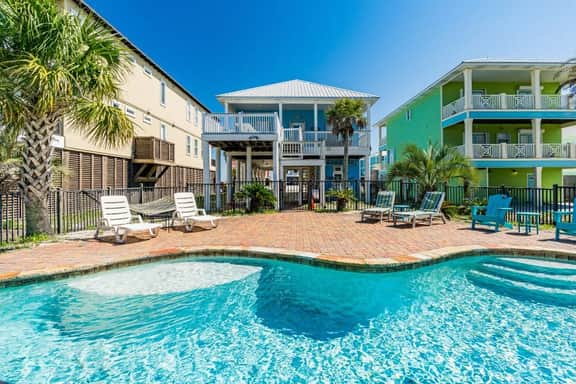 Lyndi Lou's Beach House - Image 2