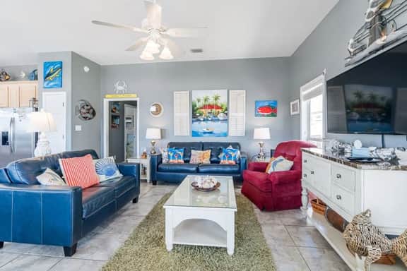 Lyndi Lou's Beach House - Image 3