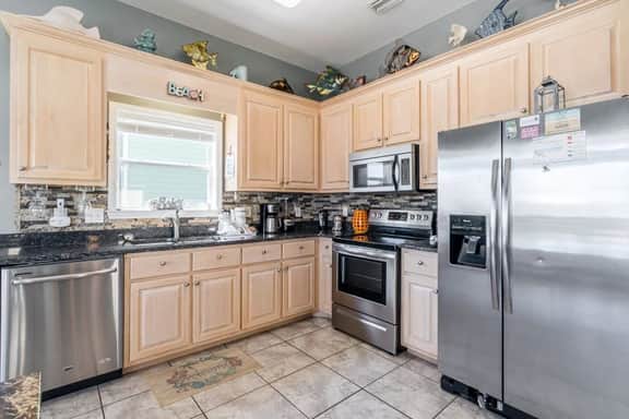 Lyndi Lou's Beach House - Image 4